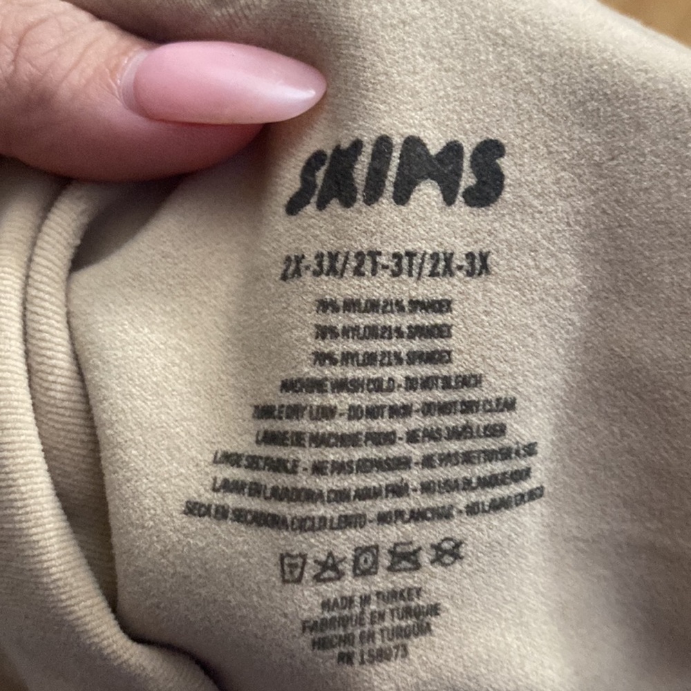 SKIMS SEAMLESS SCULPT THONG BODYSUIT - Picture 4 of 4